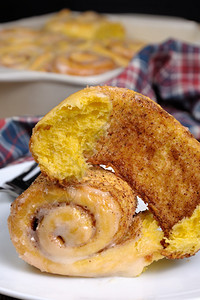 南瓜碎面包和肉桂作为蜗牛的闭合形式可口晚餐香料图片