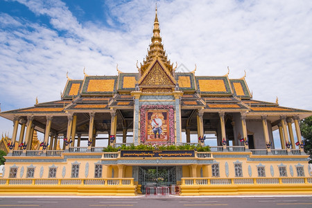 金的黄色柬埔寨金边东南亚的皇家宫建筑群历史的图片