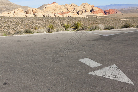 山路标内华达州莫哈韦沙漠空停车场方向箭象征图片