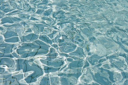 游泳池的反射波纹图片