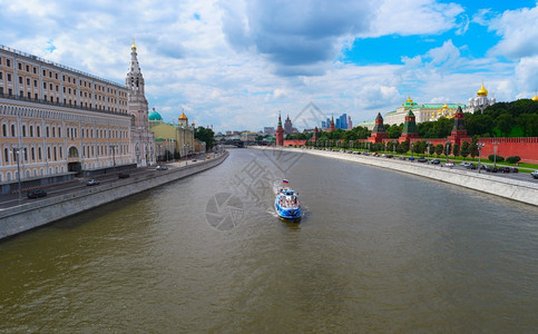 老的堡垒城市景观莫斯科与俄罗克里姆林宫和河流图片