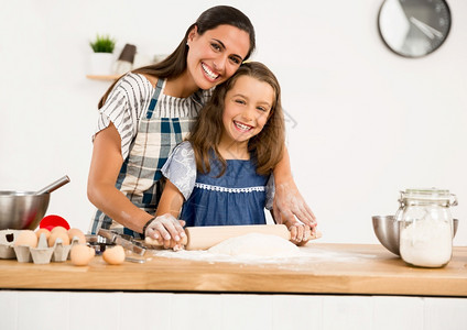 西班牙圣家堂意大利面爱母亲和女儿在厨房玩得开心学习做蛋糕的一拍镜头美丽背景