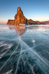 俄罗斯Baikal湖Sunrise市著名的Baikal冰湖和Oltrek岛黎明景观环境图片