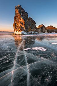 俄罗斯Baikal湖Sunrise市著名的Baikal冰湖和Oltrek岛旅行冰柱白色的图片