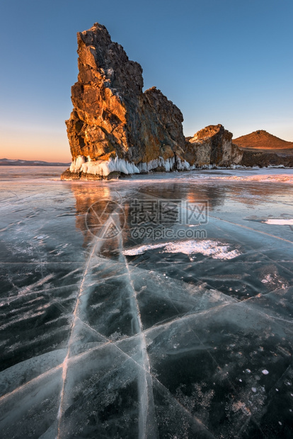 俄罗斯Baikal湖Sunrise市著名的Baikal冰湖和Oltrek岛旅行冰柱白色的图片