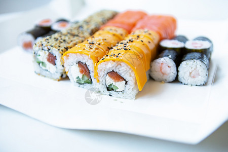 日本料理寿司盒子里有不同类型的寿司美味健康的送餐理念美味健康的送餐概念晚白色的吃图片