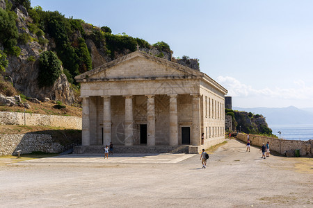 岛纪念碑八月希腊科孚2018年月5日科孚古老堡垒与圣乔治正统见科孚古老堡垒和圣乔治东正教堂图片