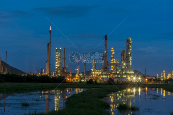 工人炼油厂气体汽工业与原罐汽供应和化工厂石油桶燃料重工业炼油厂制造行业概念柴机力量图片
