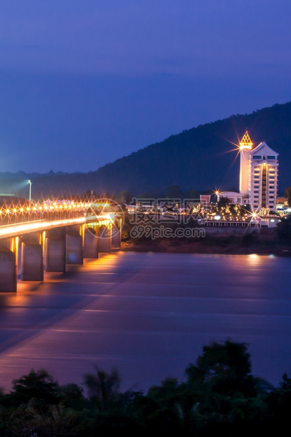 黄昏时分在湄公河上对面的PakseBridge在Campasak河上的灯光反射老挝关注桥城市景观晚上车辆图片