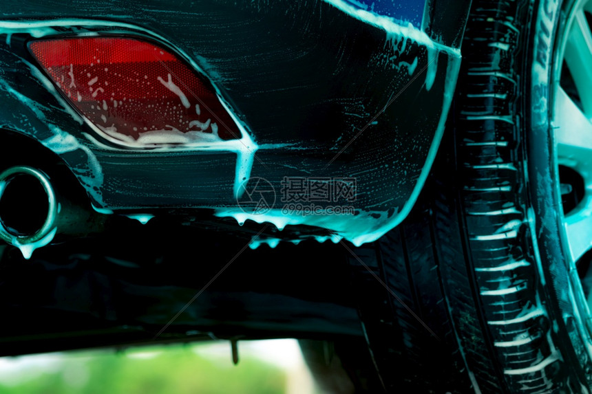 外部的玻璃红色带白肥皂泡沫的特写蓝色SUV洗车汽护理业务打蜡前汽车清洁和闪亮服务带防腐剂和消毒的汽车清洁服务护理图片