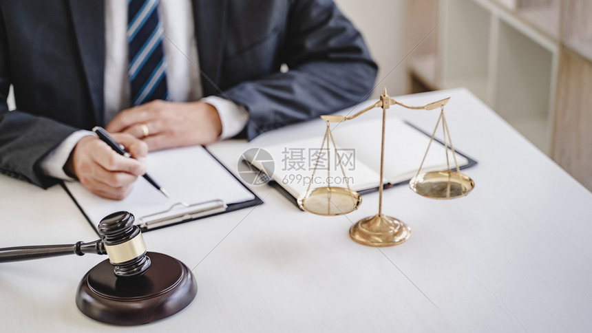 司法和协议概念商业顾问或律师与事务所的合同工作顾问在律师事务所从合同工作正义木槌审判图片