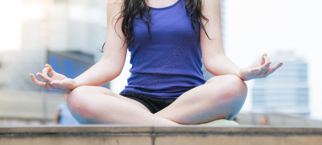 力量年轻的浓度健康妇女放松休息在户外与坐正座位置的zen一起静思瑜伽时进行冥想Young运动概念图片