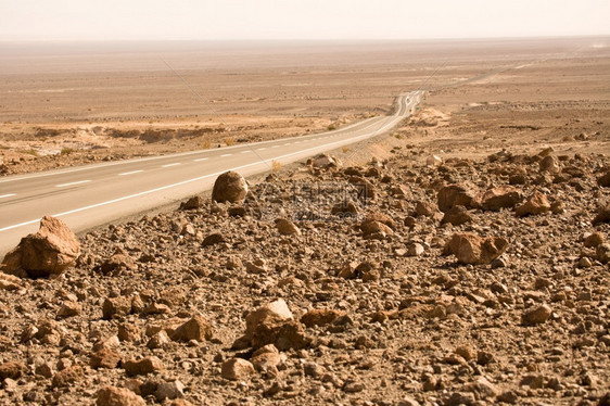 位于智利南美洲阿塔卡马沙漠的路空地面棕色图片