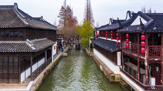 朱家角游客建筑学在上海珠家岛水城运河的空中观光景和国传统旅游船以及华传统旅游船图片