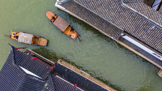 城市在上海珠家岛水城运河的空中观光景和国传统旅游船以及华传统旅游船屋桥图片