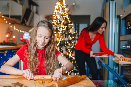 白种人圣诞快乐节日妈和她的女儿们在做圣诞饼干快乐的家庭妈和女儿为圣诞节烤饼干新的为了图片