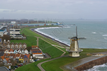 场景Vlissingen风车的美丽天空线有一些房屋和海景典型的杜赫风景热兰流行城市内地水建筑学图片