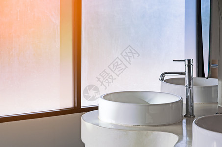 白色陶瓷洗槽盆和有窗户的厕所水龙头家装饰风格卫生图片