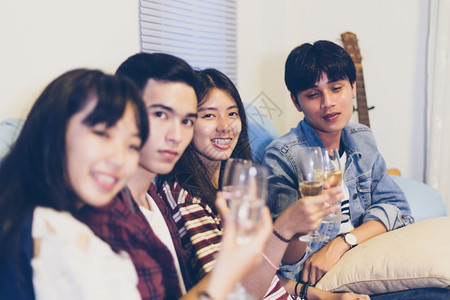 家玻璃愉快亚洲朋友团体与有聚会酒精啤饮料和年轻人享受在酒吧敬鸡尾软糖的焦点图片