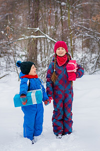 冬天雪地上的孩子图片