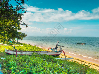蓝色的夏天空印度尼西亚萨努尔巴厘海滩上的传统渔船SanurBali图片