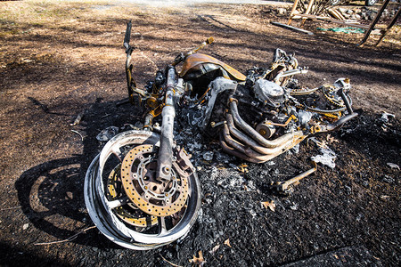 保险运输损害被烧的摩托车在事故发生后坠落在燃烧的摩托车上图片