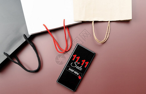 大车电子商务晋升1个日销售概念智能手机和购物袋背景图片