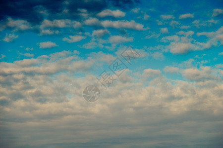 白彩云在天笼罩蓝空美丽的黑色抽象图片