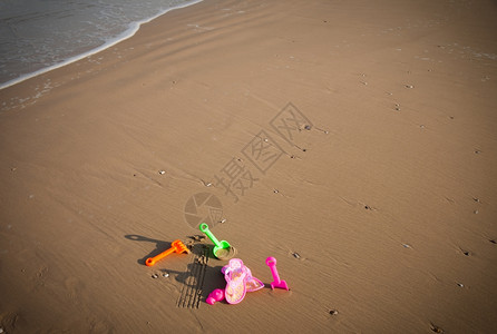 镘边缘铲海滨和多彩的塑料玩具图片