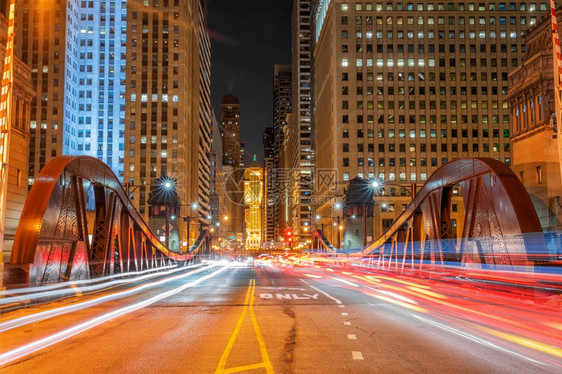 吸引力摩天大楼空通过芝加哥市中心美国建筑和旅游交通桥梁之一的汽车交通灯光景象并带有旅游观赏概念图片
