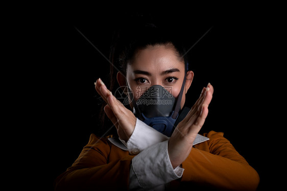 年轻亚洲女商业人戴上呼吸器N95防气面具以止呼吸道疾病如流感共食19CoronaPM25灰尘和烟雾妇女手签停止脸抽烟发烧图片