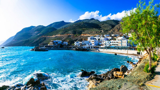 镇希腊克里特岛Crete美丽的小渔村ChoraSfakion乔拉晴天背景图片