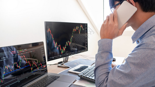 经济分析金融数据图表和为投资目的屏幕上报告以用于股票市场交易图的证券市场交易图分析金融数据图表和报告管理成功图片
