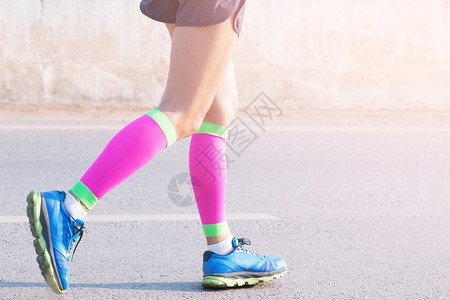 男人活动户外赛车手脚在路上跑步沿奔太阳日出慢健身概念图片