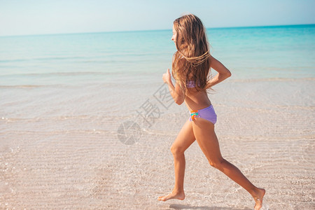 在沙滩上活跃的小女孩图片