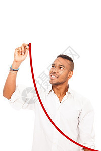 超过非洲人微笑的男正在画一条红线用笔划过孤立的白种背景收益图片