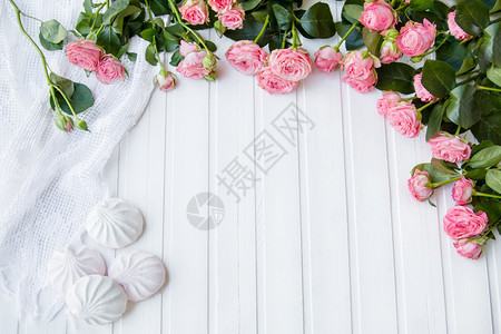粉色的生日在明亮桌子上用美丽粉红玫瑰和叶子组成的文字位置在明亮的桌子上用美丽粉红玫瑰和叶子组成文字植物群图片
