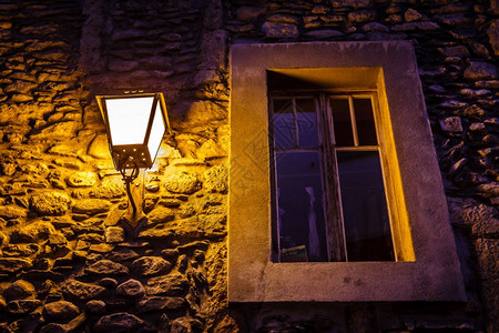 灯笼窗户由法国阿尔卑斯山Megeve街灯所发光夜晚图片