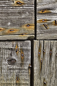 有质感的灰色旧木制背景有生锈的钉子在村里用老木制背景关闭谷仓墙细节图片