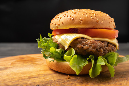 新鲜的自制汉堡包菜生番茄芝士在切开板上免费文字空间肉木板熏图片