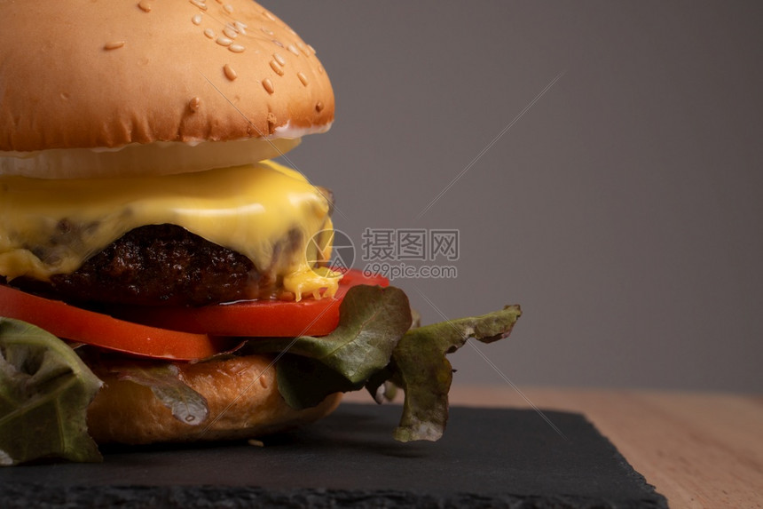 午餐美食油炸新鲜的自制汉堡包菜生番茄芝士在切开板上免费文字空间图片