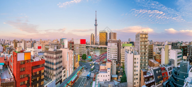 日落时本东京浅草地区的顶端景色街道人们佛教图片