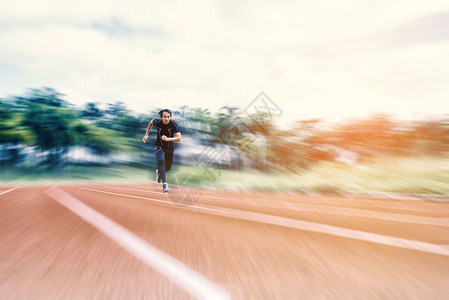 跑步者在赛道上运行使用辐射模糊运动和活的概念鞋亚洲人追踪图片