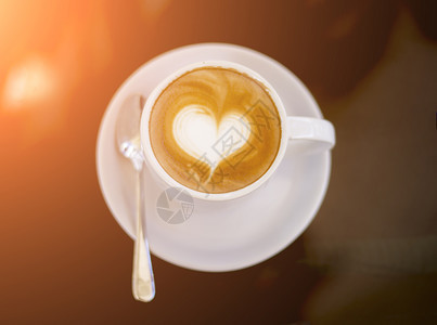 克丽玛咖啡屋店铺卡布奇诺咖啡白杯加心形奶泡沫图片
