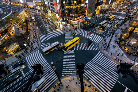 最佳夜里日本东京银座十字路口的空中视图暮区图片