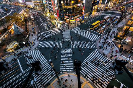 暮行人夜里日本东京银座十字路口的空中视图商业图片