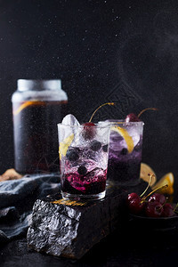 新鲜蓝莓鸡尾酒加柠檬皮和樱桃玻璃食物木头图片