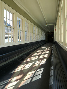 长的老走廊两边都有木板凳墙城市镜子图片