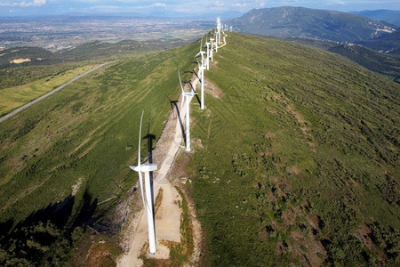 工业的场地技术在美丽的蓝天上生产可再能源的风车农场鸟瞰图为可持续发展产生清洁可再能源的风力涡轮机高质量4k镜头在美丽的蓝天上生产图片