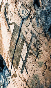 考古学俄罗斯Onega花形文字的碎裂恶魔史前岩石雕刻公元前4年到20公元前刻在OonegaPetroglyphs角上湖边花岗岩海图片